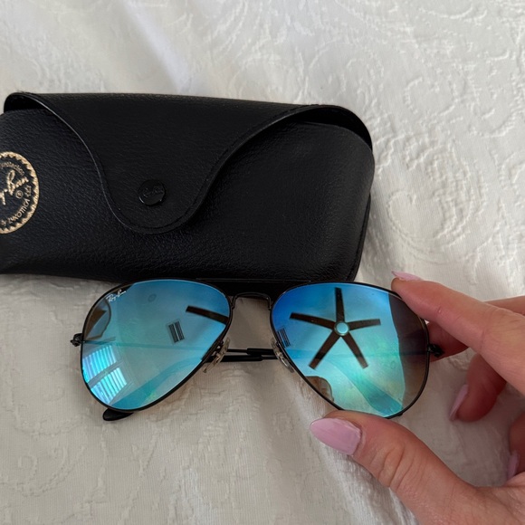 Amazon.com: Ray-Ban RB3025 Aviator Flash Lens Gradient  Ray-Ban Aviator Sunglasses with Black Frame and Blue Lenses